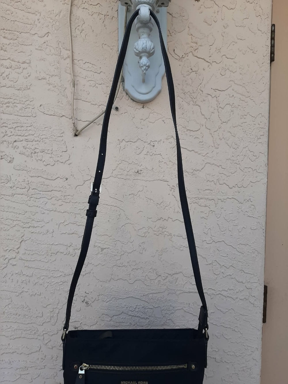 MICHAEL KORS "Kelsey" Large Black Nylon Crossbody Swingpack Bag w/ Gold Fixtures - Picture 8 of 10